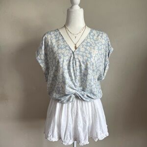 Spring Floral Blue and White Women's Top Size Medium